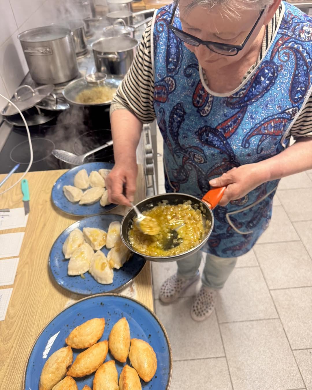 Babcia przygotowująca pierogi